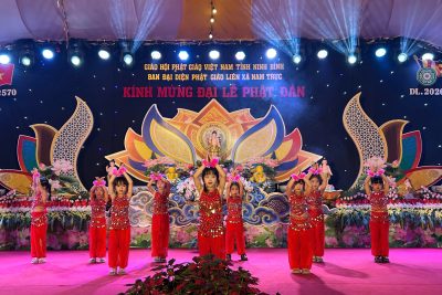 CÔ VÀ TRẺ TRƯỜNG MẦM NON NAM HỒNG THAM GIA VĂN NGHỆ CHÀO MỪNG ĐẠI LỄ PHẬT ĐẢN TẠI CHÙA ĐỒNG XÃ NAM HỒNG